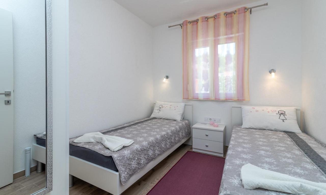 Apartment Gagula With Jacuzzi Trogir Ngoại thất bức ảnh