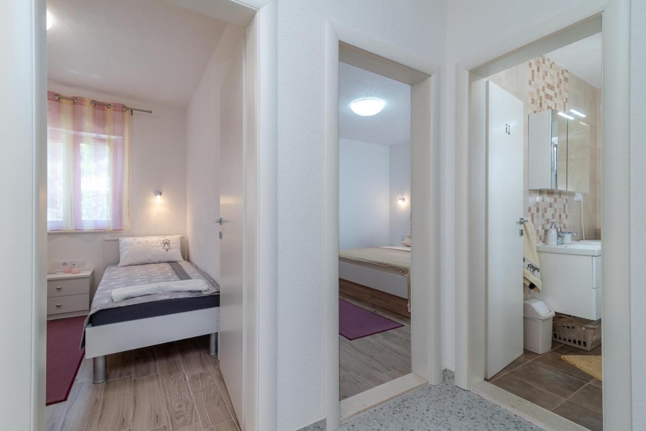 Apartment Gagula With Jacuzzi Trogir Ngoại thất bức ảnh