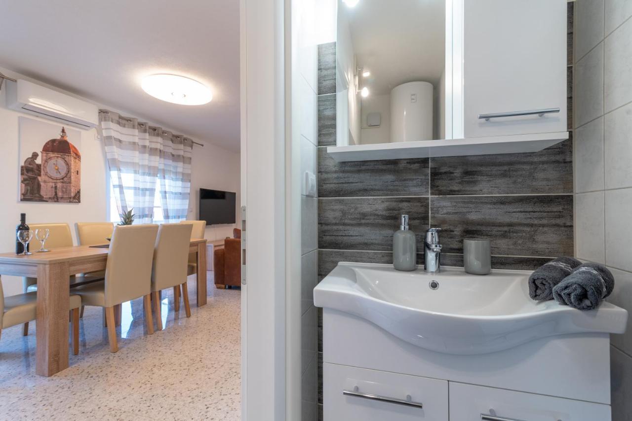 Apartment Gagula With Jacuzzi Trogir Ngoại thất bức ảnh